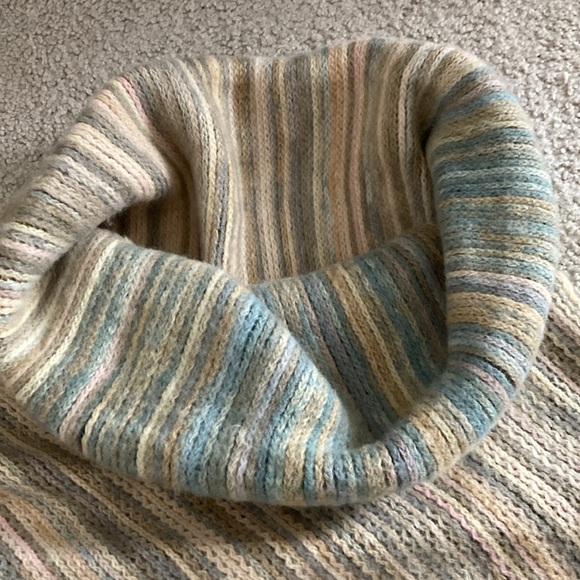 Women’s Lightweight Poncho/ Wrap - Picture 2 of 2